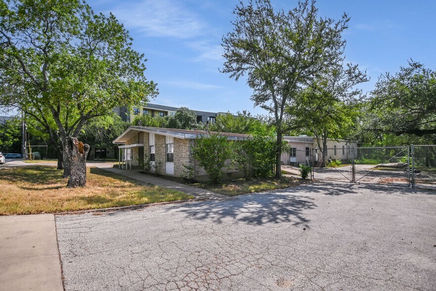 1701 Evergreen Ave, Austin, TX à louer - Photo de l’immeuble – Image 2 sur 12