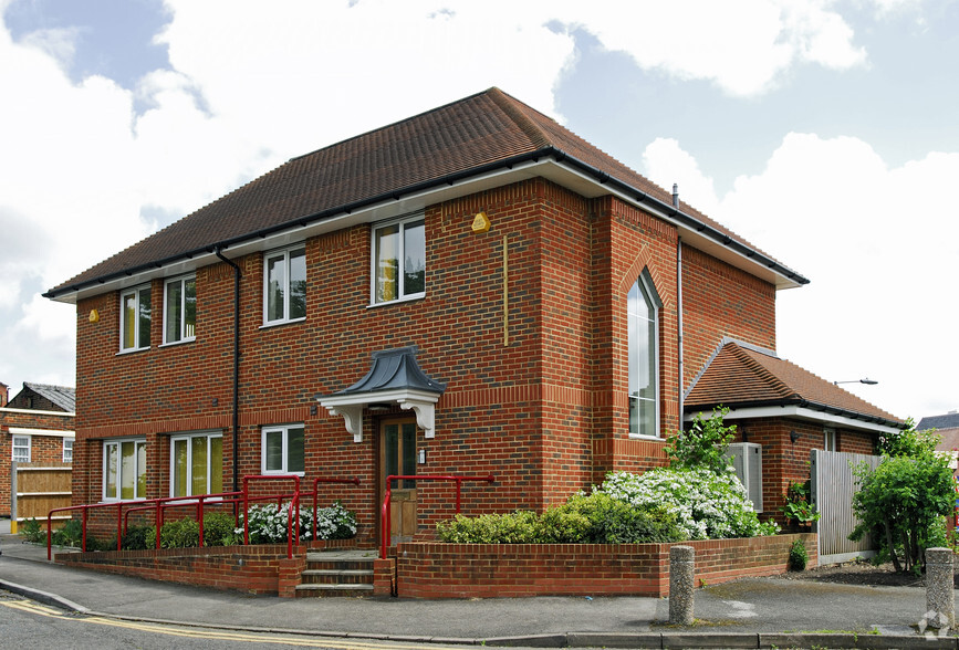 2-4 Upper Fairfield Rd, Leatherhead à louer - Photo de l’immeuble – Image 1 sur 2
