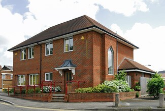Plus de détails pour 2-4 Upper Fairfield Rd, Leatherhead - Bureau à vendre