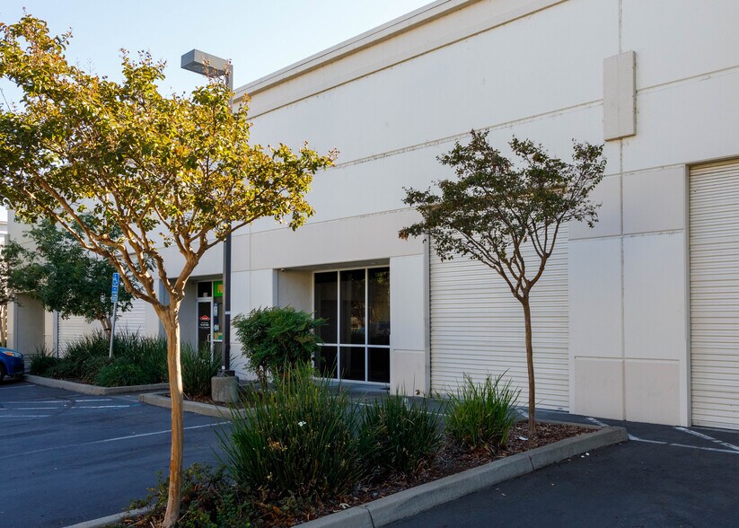 45 Goldenland Ct, Sacramento, CA à vendre - Photo de l’immeuble – Image 3 sur 6