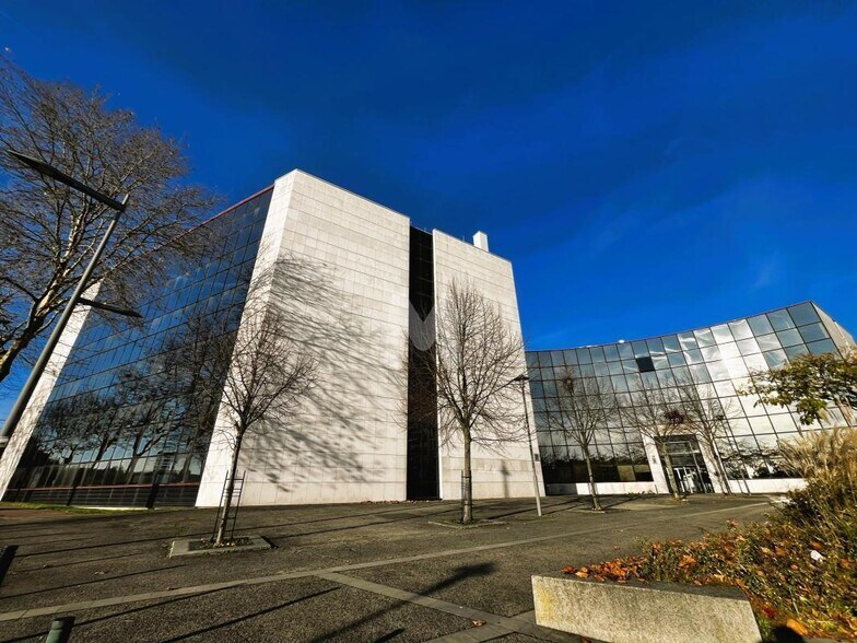 Bureau dans Évry-Courcouronnes à louer - Photo de l’immeuble – Image 1 sur 17
