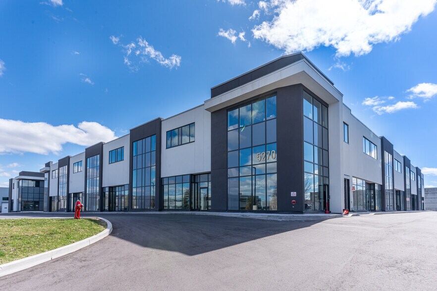 5270 Solar Dr, Mississauga, ON à louer - Photo de l’immeuble – Image 1 sur 3