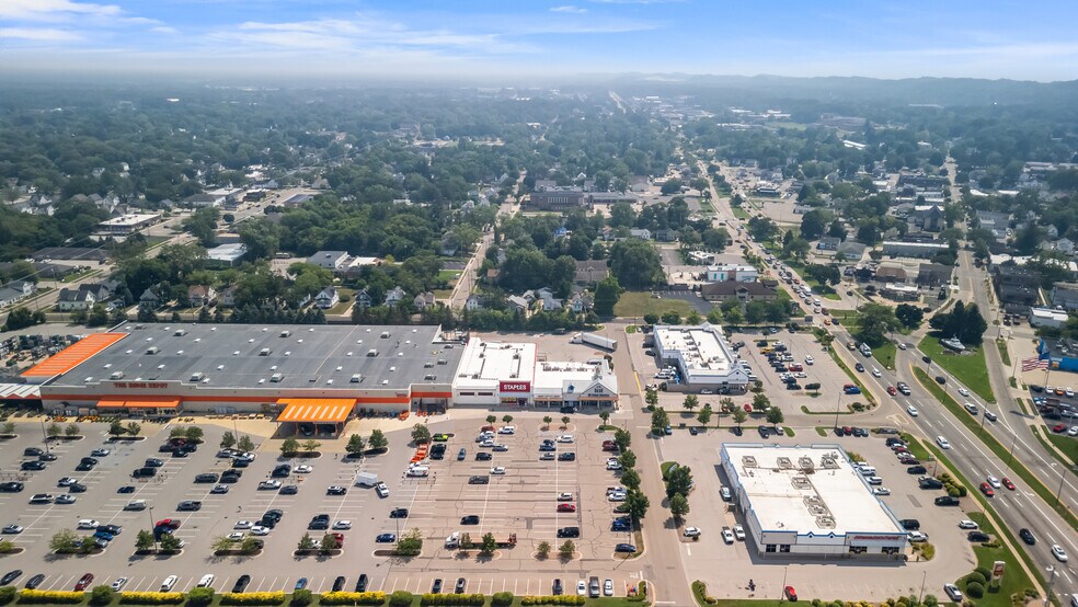 810-840 Jackson Ave, Grand Haven, MI à vendre - Photo de l’immeuble – Image 2 sur 9