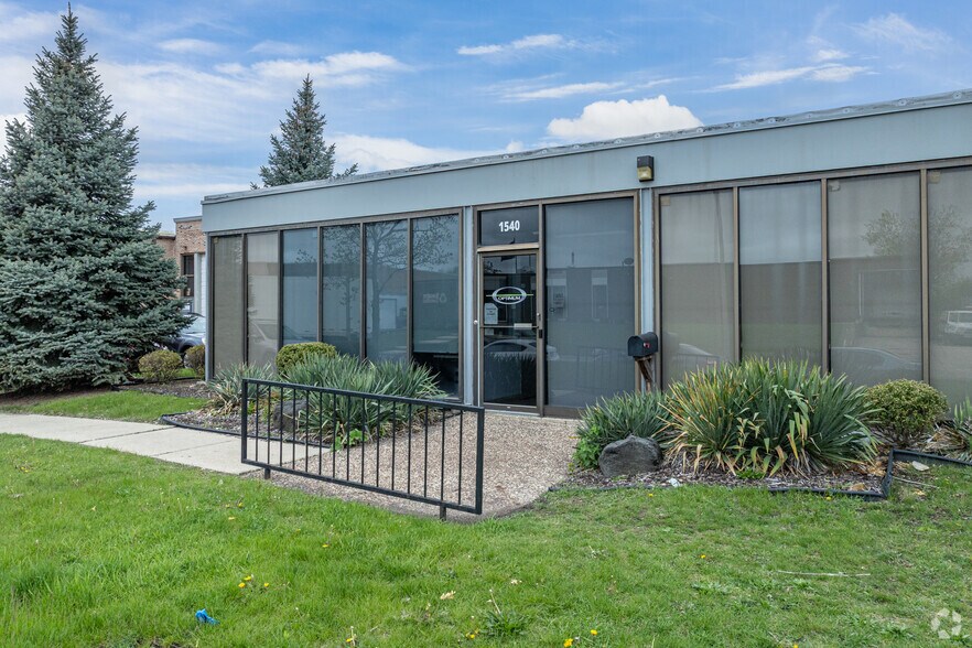 1540-1544 W Wrightwood Ct, Addison, IL à louer - Photo de l’immeuble – Image 2 sur 5