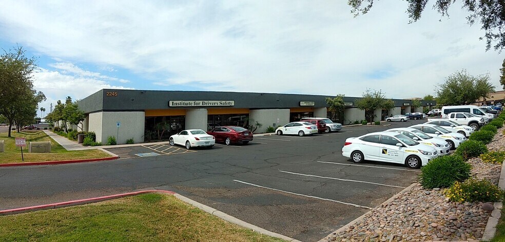 2245 W University Dr, Tempe, AZ à louer - Photo de l’immeuble – Image 3 sur 6
