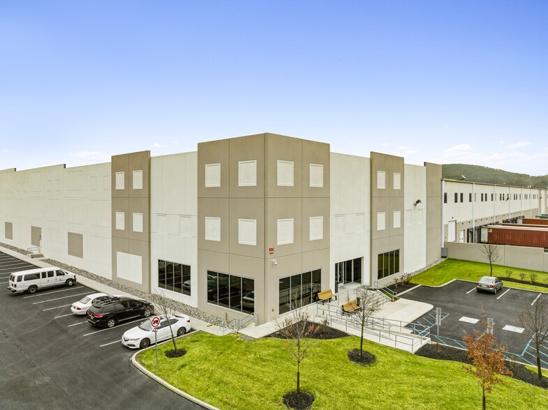 3051 Commerce Center Blvd, Bethlehem, PA à louer - Photo de l’immeuble – Image 3 sur 9