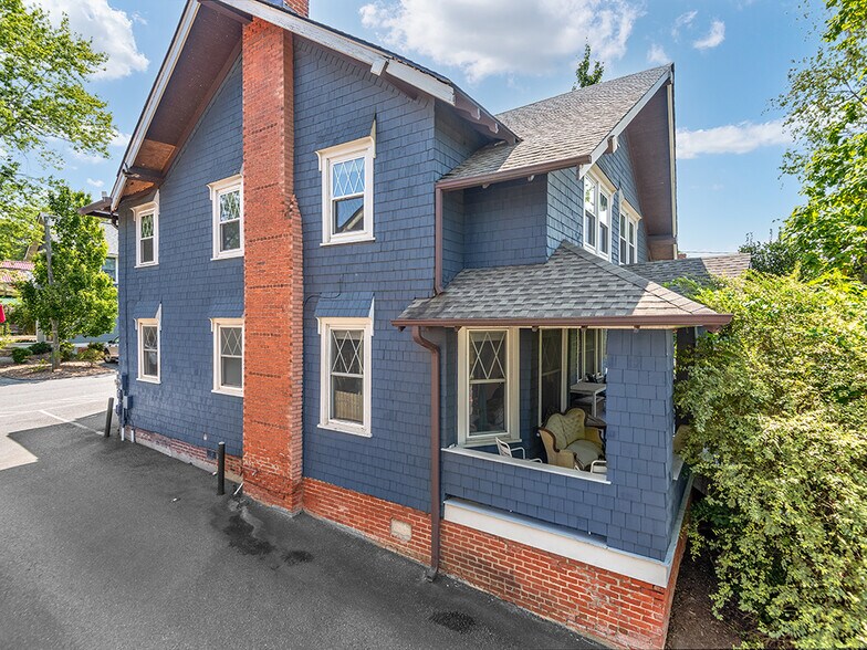 141 Merrimon Ave, Asheville, NC à vendre - Photo de l’immeuble – Image 1 sur 18