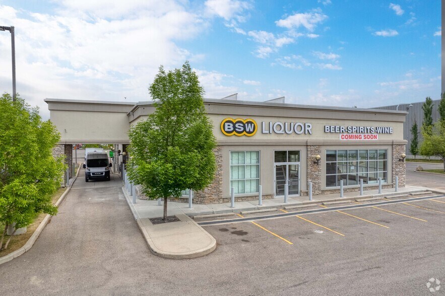 5303 68th Ave SE, Calgary, AB à louer - Photo de l’immeuble – Image 3 sur 4