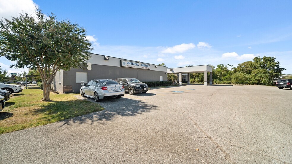 910 N Highway 146, Baytown, TX à louer - Photo de l’immeuble – Image 3 sur 23