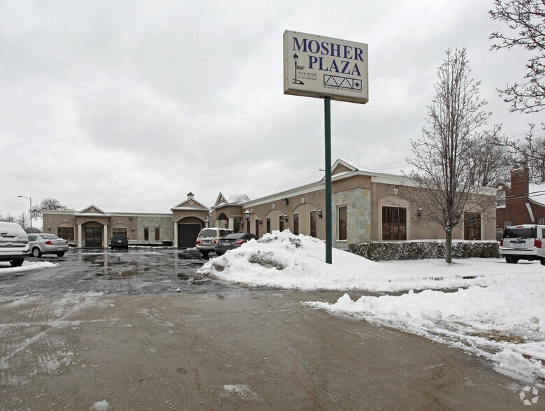 19900 Harper Ave, Harper Woods, MI à vendre - Photo principale – Image 1 sur 2