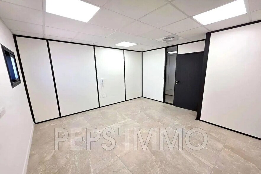 Local d’activités dans Châteauneuf-les-Martigues à louer - Photo de l’immeuble – Image 1 sur 5