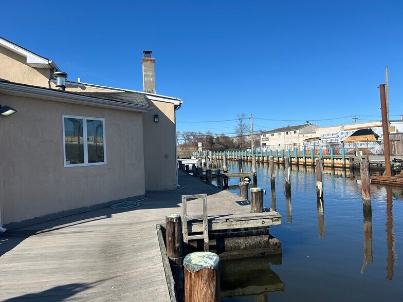 9 Degnon Blvd, Bay Shore, NY à vendre - Photo de l’immeuble – Image 3 sur 18