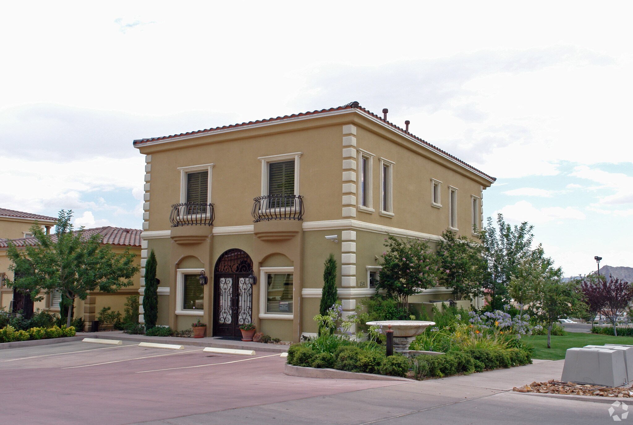 154 N Festival Dr, El Paso, TX à vendre Photo de l’immeuble– Image 1 sur 40
