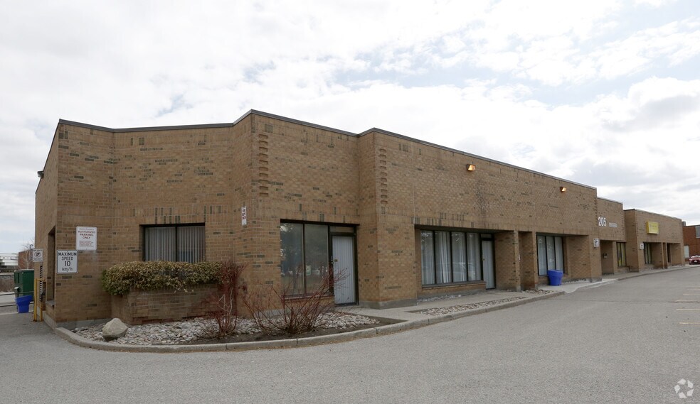 205 Riviera Dr, Markham, ON à louer - Photo de l’immeuble – Image 3 sur 9