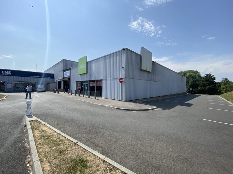 Local commercial dans Compiègne à louer - Photo de l’immeuble – Image 1 sur 7