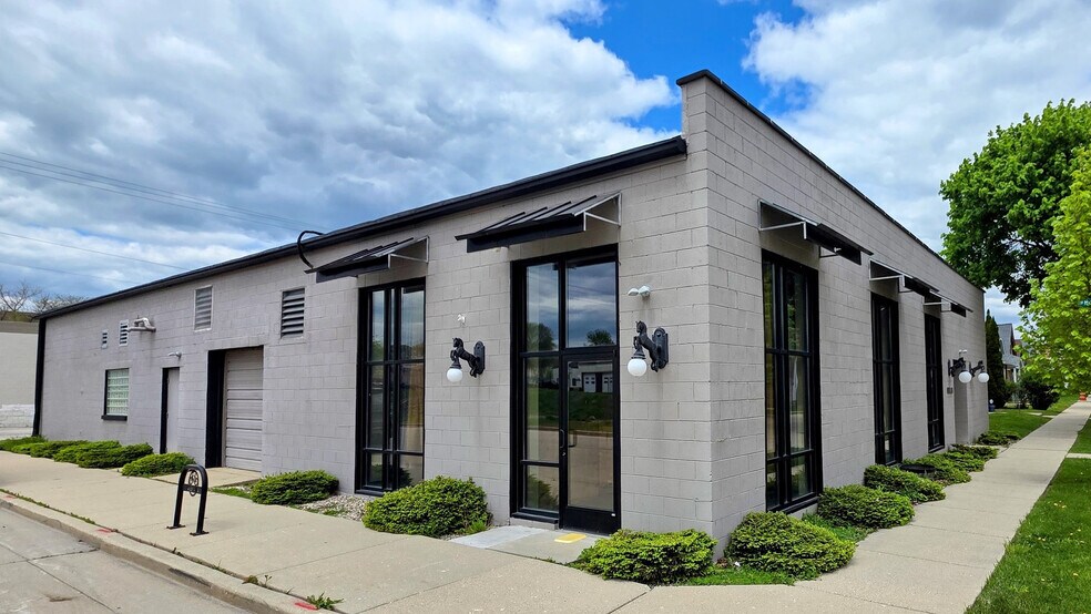1825 S 72nd St, Milwaukee, WI à louer - Photo de l’immeuble – Image 1 sur 3