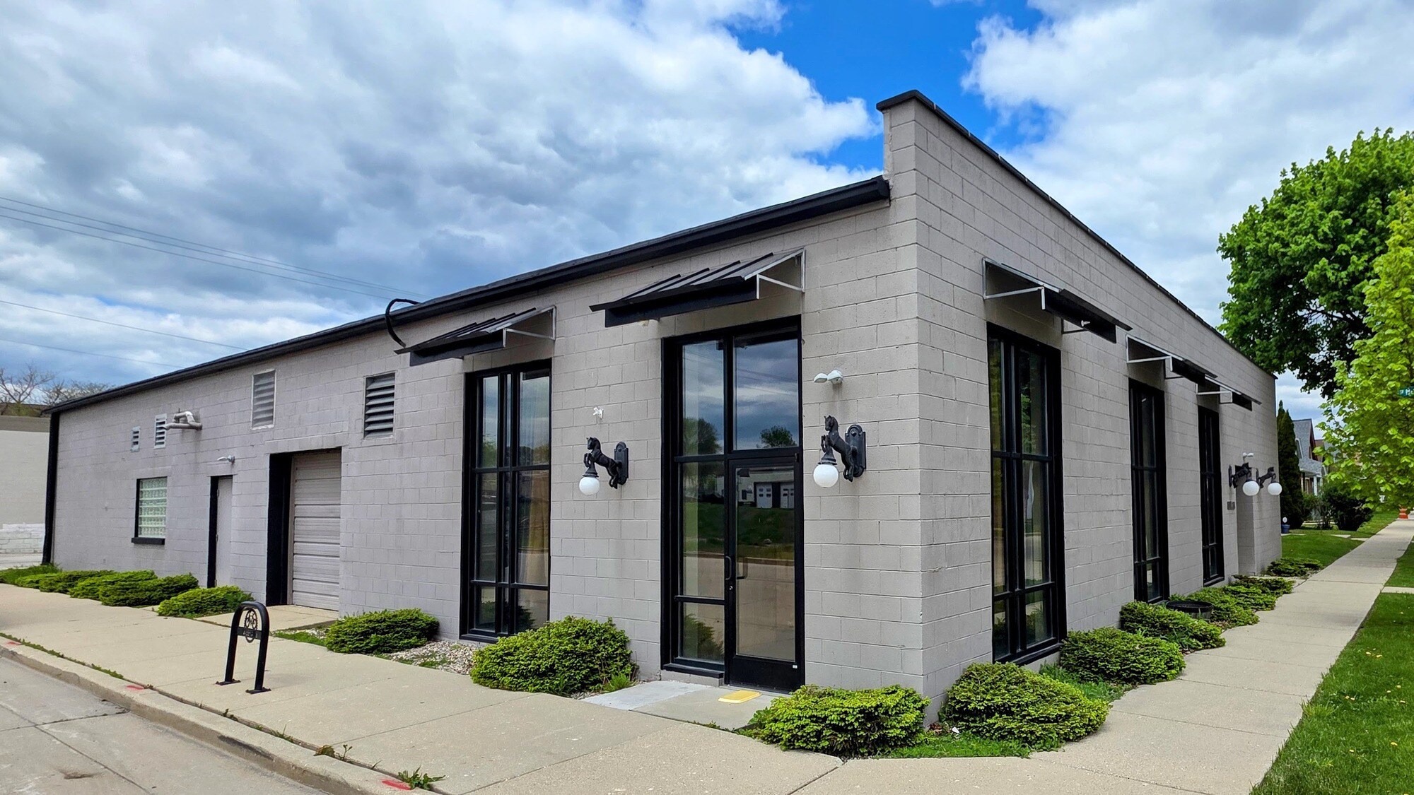 1825 S 72nd St, Milwaukee, WI à louer Photo de l’immeuble– Image 1 sur 4
