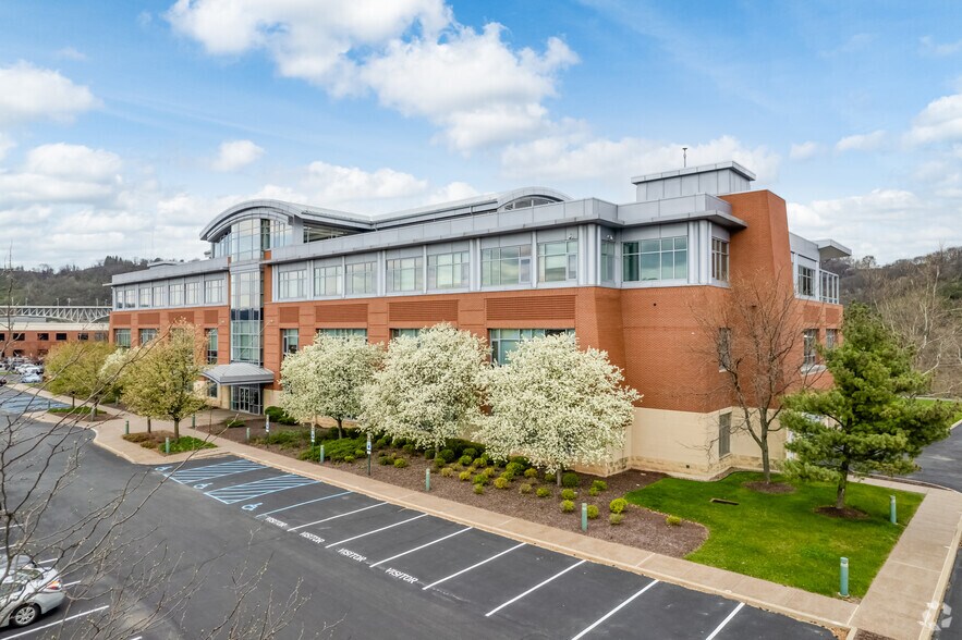 385 E Waterfront Dr, Homestead, PA à vendre - Photo de l’immeuble – Image 3 sur 5
