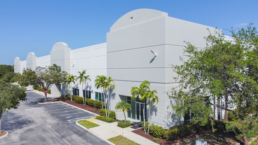 2100 SW 2nd St, Pompano Beach, FL à louer - Photo de l’immeuble – Image 2 sur 10