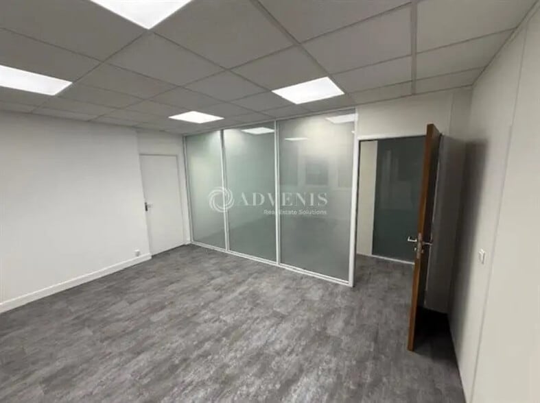 Industriel/Logistique dans Louvres à louer - Photo intérieure – Image 3 sur 7