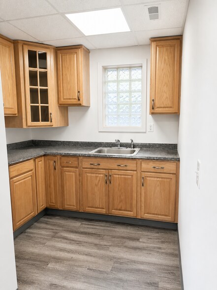 26272 Groesbeck Hwy, Warren, MI à vendre - Photo de l’immeuble – Image 3 sur 9