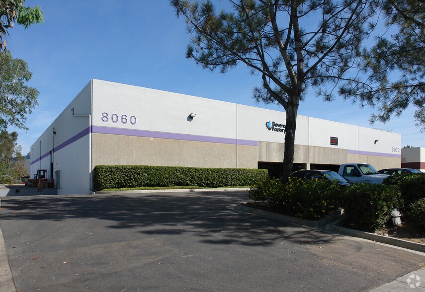 8070 Arjons Dr, San Diego, CA à louer - Photo de l’immeuble – Image 1 sur 6