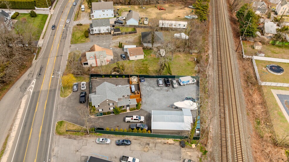 296 N Main St, Sayville, NY à vendre - Photo de l’immeuble – Image 3 sur 48