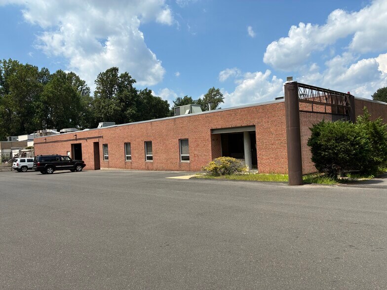 2225 Reservoir Ave, Trumbull, CT à vendre - Photo de l’immeuble – Image 2 sur 6