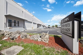 7950-7966 NW 14th St, Miami, FL à louer Photo de l’immeuble– Image 2 sur 12