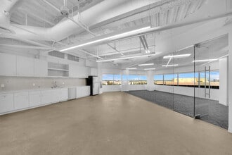 1301 Dove St, Newport Beach, CA à louer Photo de l’immeuble– Image 1 sur 2