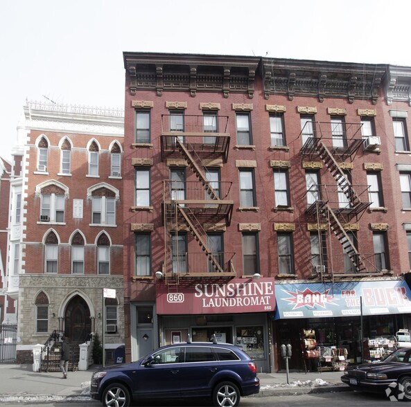 860 Manhattan Ave, Brooklyn, NY à louer - Photo de l’immeuble – Image 2 sur 2