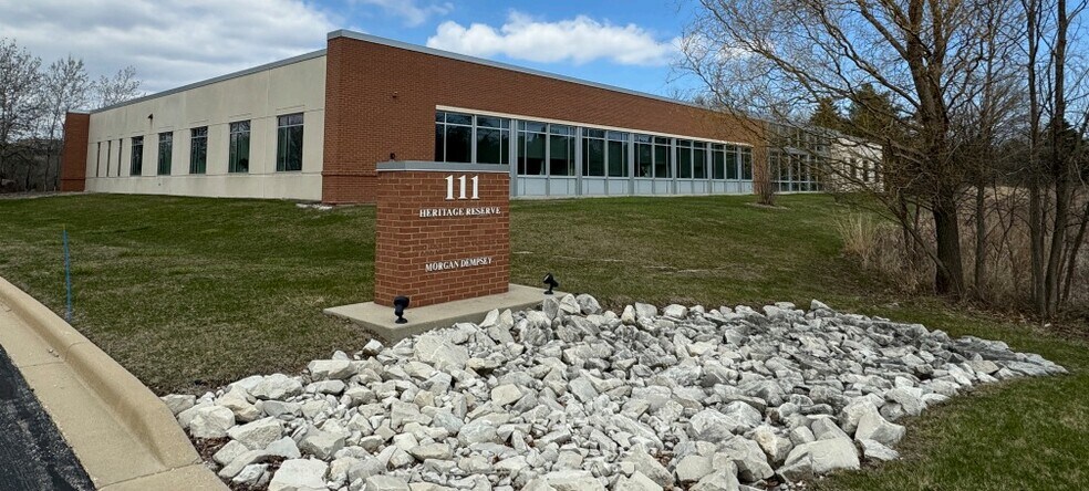 111 Heritage Reserve, Menomonee Falls, WI à vendre - Photo de l’immeuble – Image 1 sur 5