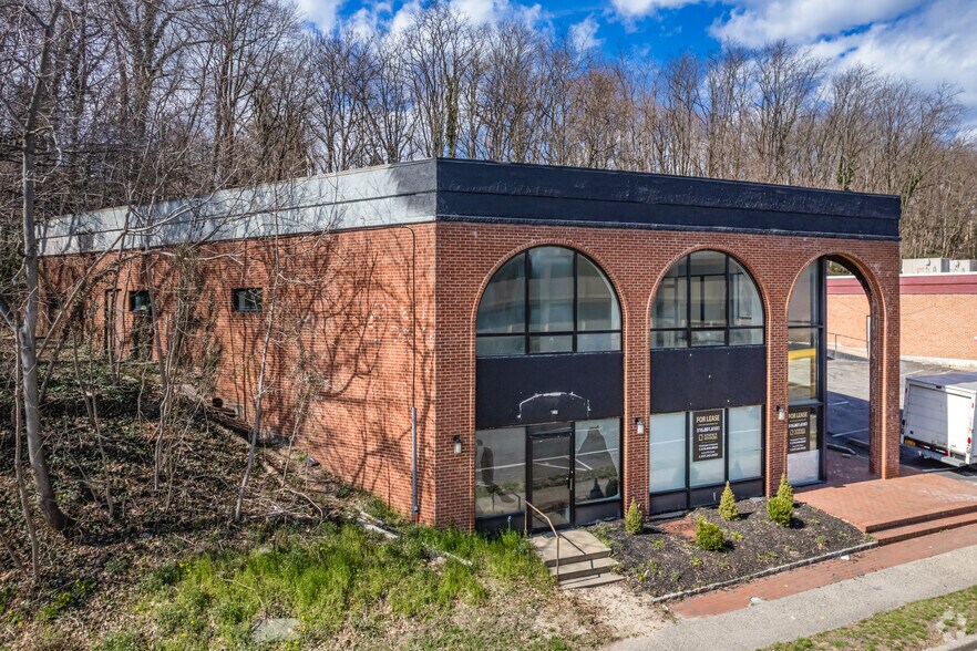 1 Brewster St, Glen Cove, NY à louer - Photo principale – Image 1 sur 13