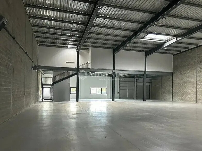 Local d’activités dans Cergy à louer - Photo de l’immeuble – Image 3 sur 10