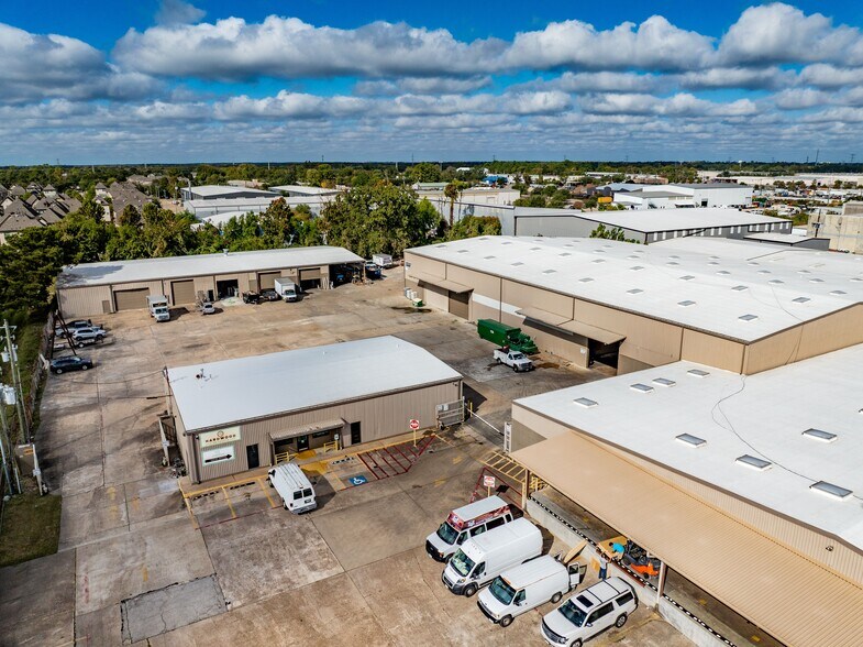 1585 W Sam Houston Pky N, Houston, TX à vendre - Photo de l’immeuble – Image 2 sur 8