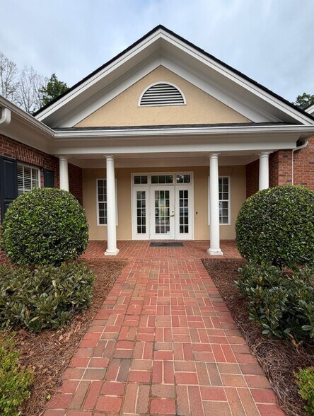 726 S Enota Dr NE, Gainesville, GA à louer - Photo de l’immeuble – Image 3 sur 4