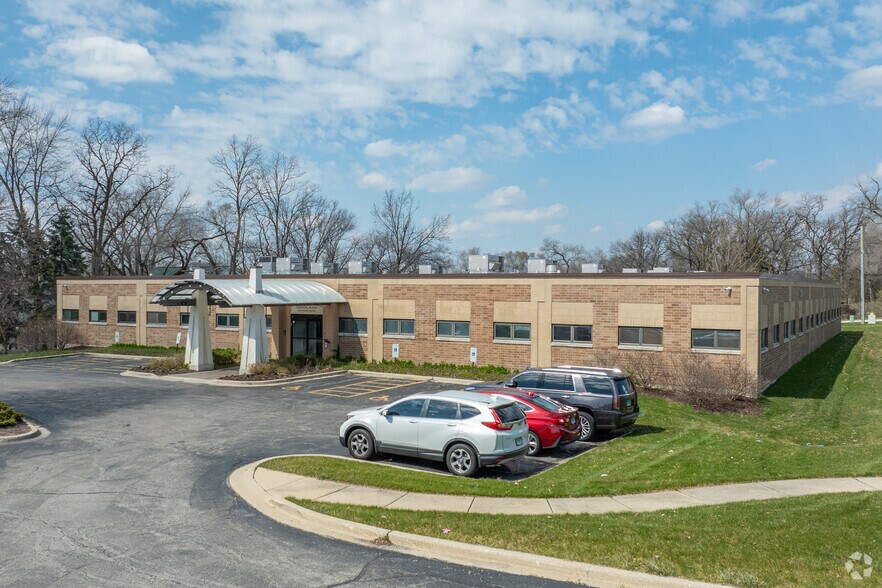 3800 Highland Ave, Downers Grove, IL à vendre - Photo de l’immeuble – Image 2 sur 11