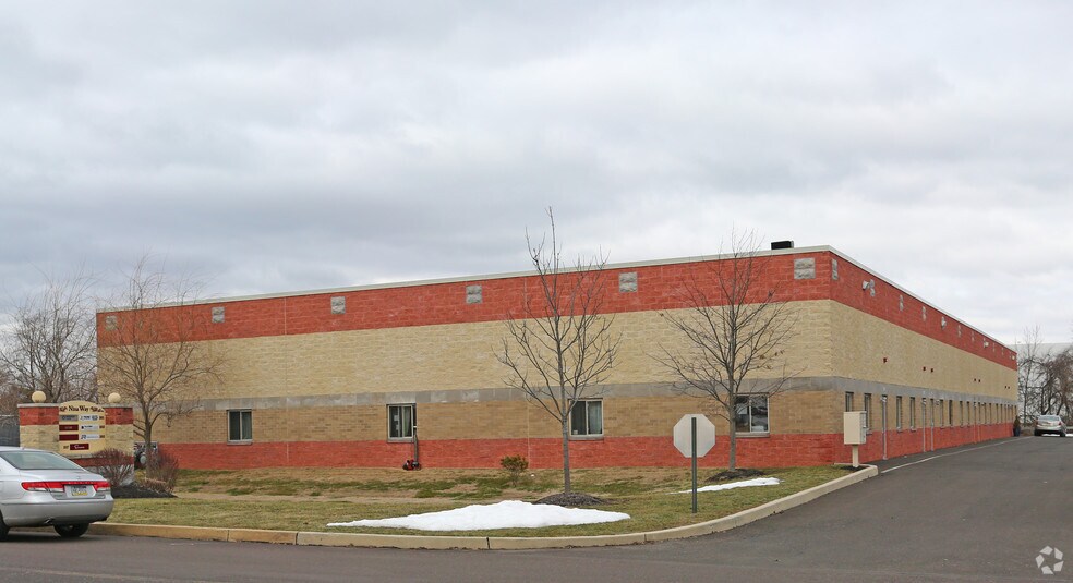 375-387 Nina Way, Warminster Township, PA à louer - Photo de l’immeuble – Image 1 sur 11