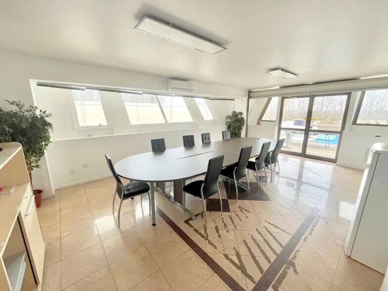 Bureau dans Morainvilliers à louer - Photo de l’immeuble – Image 1 sur 4