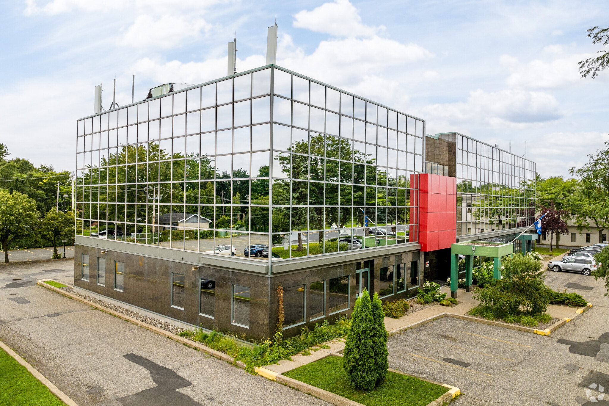 204 Boul De Montarville, Boucherville, QC à louer Photo principale– Image 1 sur 24