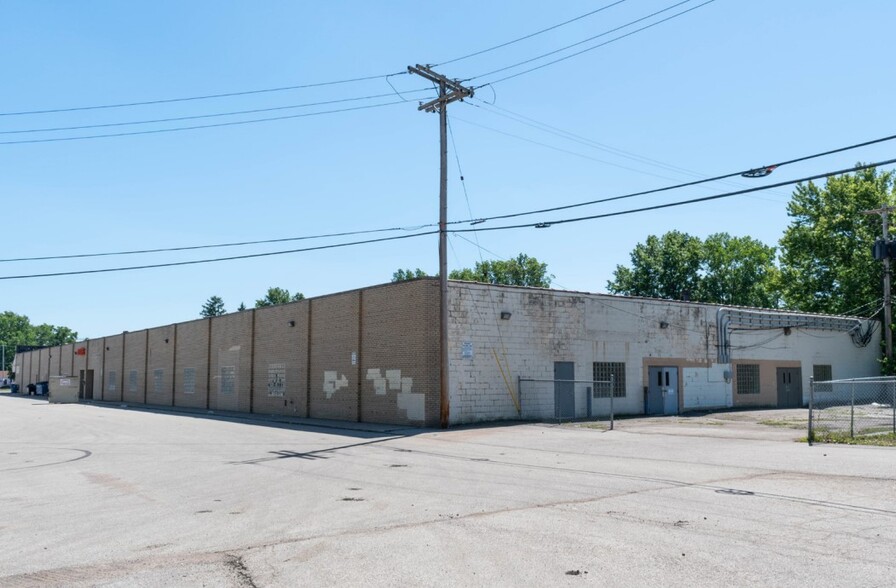 15200 Puritas Ave, Cleveland, OH à louer - Photo de l’immeuble – Image 3 sur 3