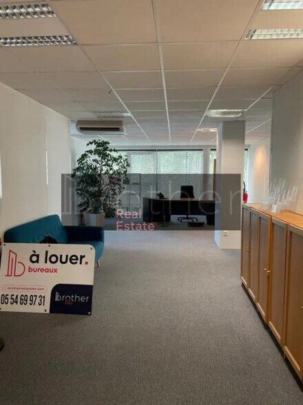 Bureau dans Lormont à louer - Photo de l’immeuble – Image 2 sur 8