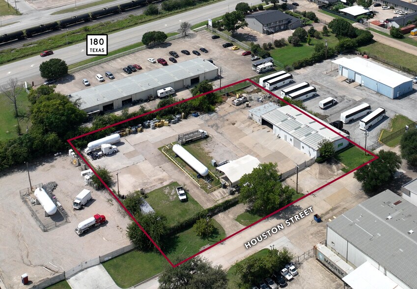 2357 Houston St, Grand Prairie, TX à louer - Photo de l’immeuble – Image 2 sur 6