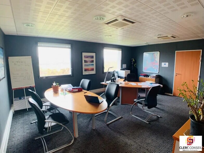 Local d'activités dans Saint-Pierre-la-Garenne à vendre - Photo intérieure – Image 2 sur 12