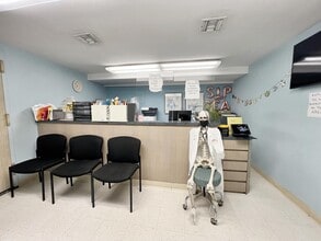 105-09 Jamaica Ave, Richmond Hill, NY à louer Photo de l’immeuble– Image 2 sur 4