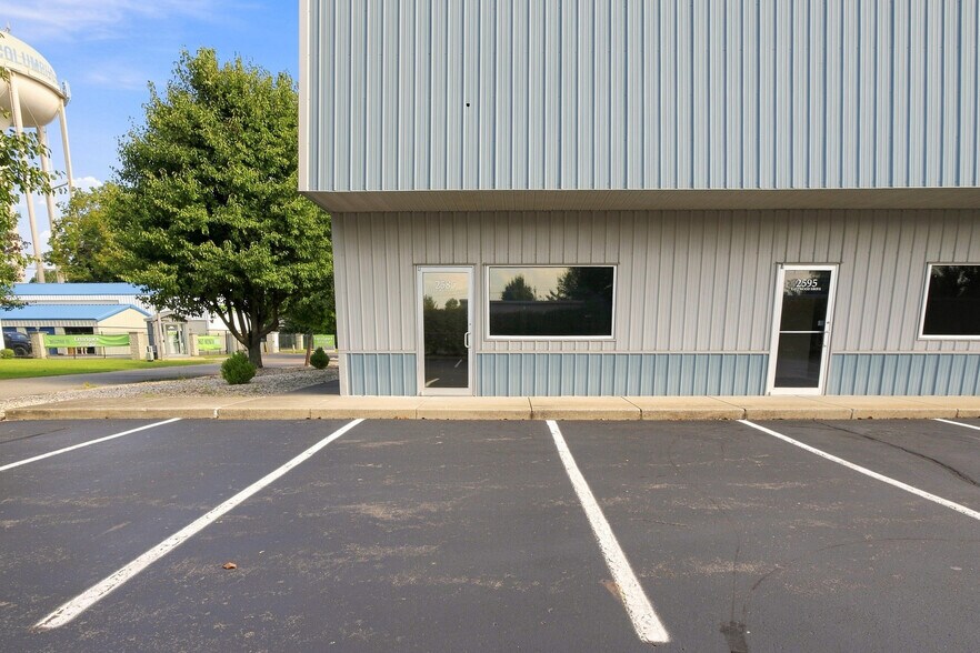 2585 Eastwood Dr, Columbus, IN à louer - Photo de l’immeuble – Image 3 sur 22