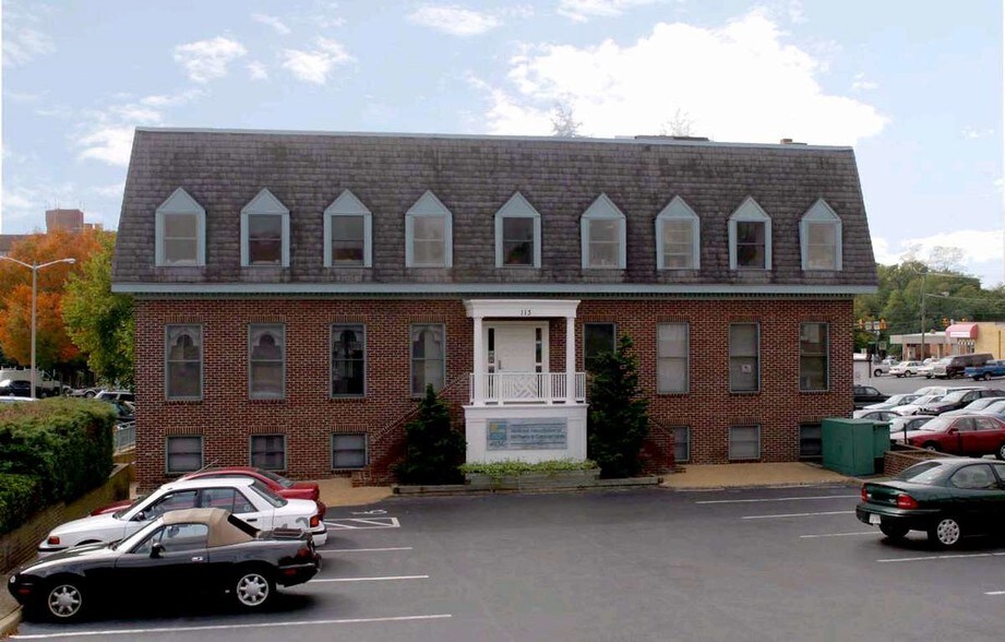 113 Park Ave, Falls Church, VA à louer - Photo de l’immeuble – Image 2 sur 17