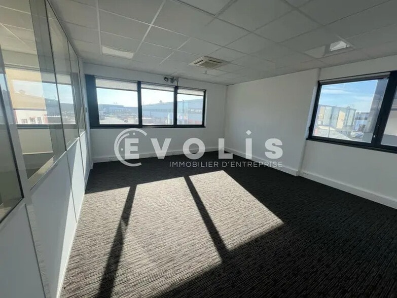 355 Avenue Henri Schneider, Meyzieu à louer - Photo intérieure – Image 3 sur 6