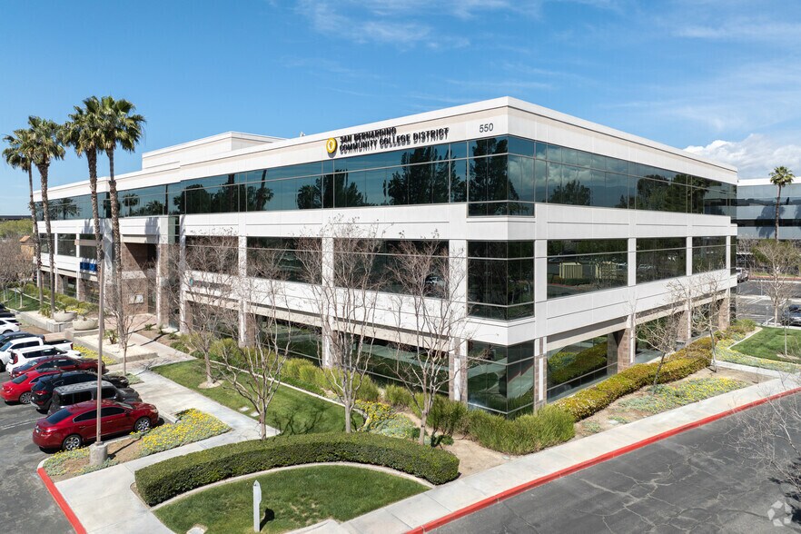 550 E Hospitality Ln, San Bernardino, CA à louer - Photo principale – Image 1 sur 6