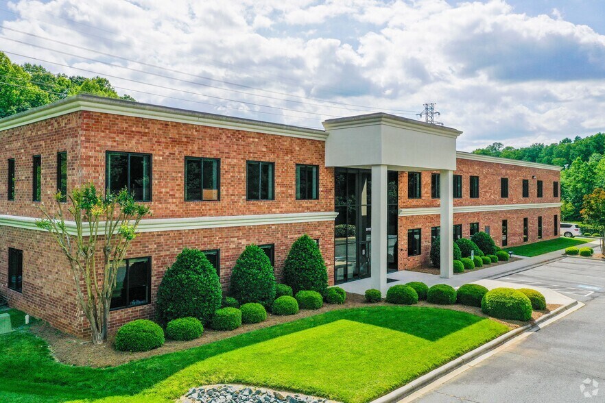 8012 Tower Point Dr, Charlotte, NC à louer - Photo principale – Image 1 sur 13